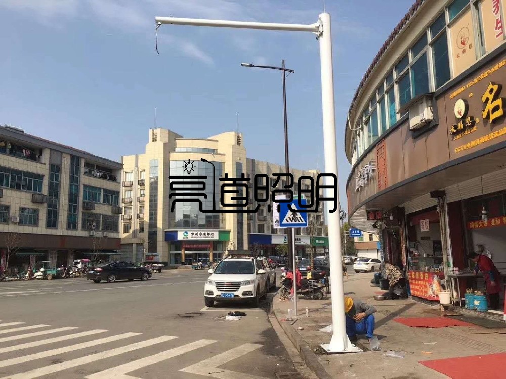 等徑6米監(jiān)控立桿 橫臂2米 可裝球機(jī)和槍擊或補(bǔ)光燈